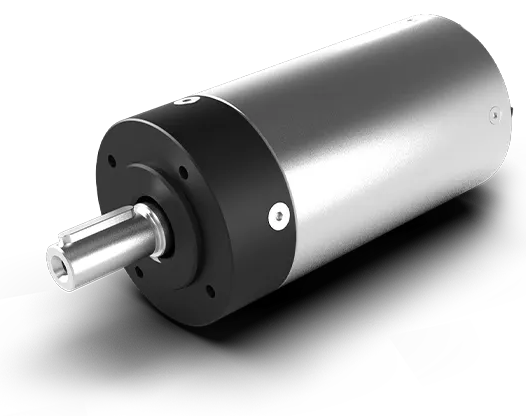 Ein moderner, hochpräziser elektrischer Antriebsstrang bestehend aus einem Elektromotor mit angebautem ATEK Kegelradgetriebe in einer industriellen Fertigungsumgebung.